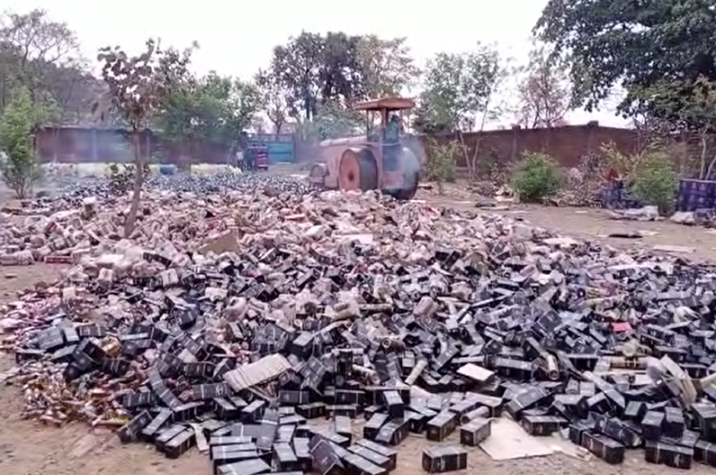 Chhatarpur News : अंग्रेजी शराब की 3900 बोतलों पर चला प्रशासन का बुलडोजर, 1 करोड़ 15 लाख रुपए बताई गई कीमत