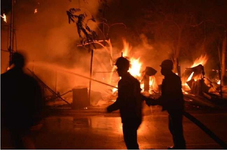 गोदाम में लगी भीषण आग, 11 लोगों की मौत, मचा हड़कंप