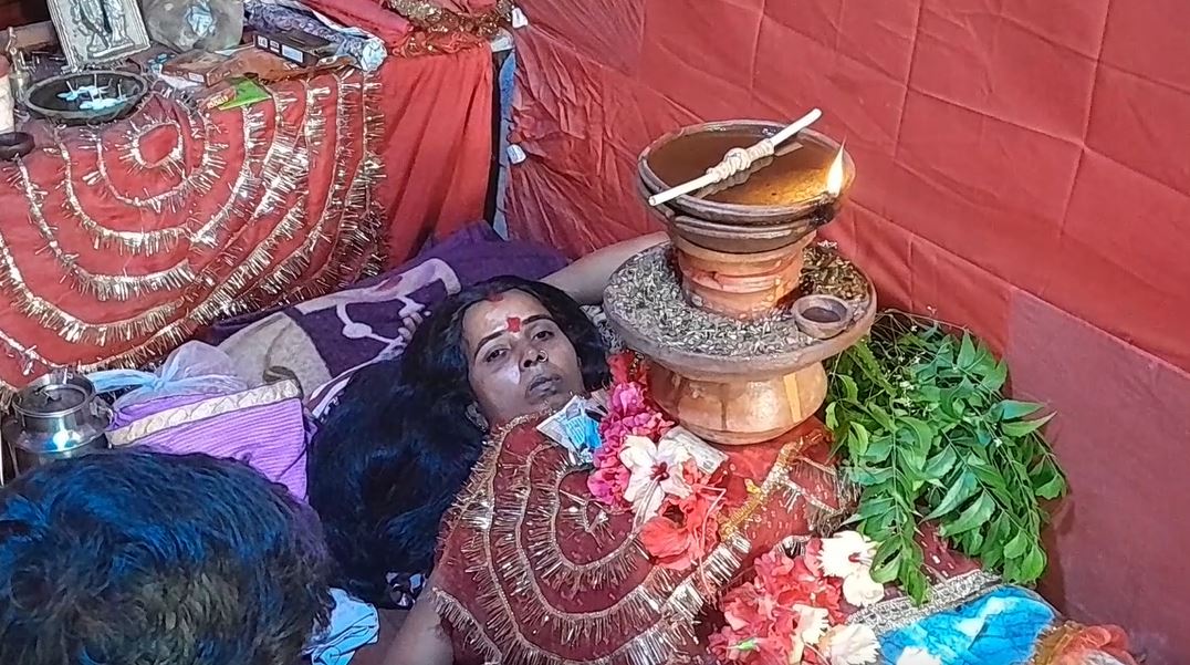Chaitra Navratri 2023: आस्था! नवरात्रि में महिला भक्त ने अपने शरीर पर जलाई ज्योत, बिना अन्न जल नौ दिनों तक एक ही अवस्था में कर रही कठिन तपस्या