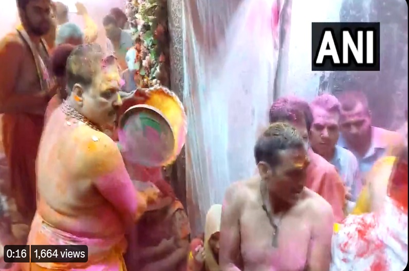 VIDEO : महाकालेश्वर मंदिर में भस्म आरती के दौरान खेली गई होली, पुजारियों ने श्रद्धालुओं पर की रंगों की बरसात