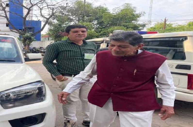 Raipur News : पूर्व मंत्री ननकीराम कंवर के साथ सरेआम बदसलूकी, सिविल लाइंस थाने में की शिकायत, जानें पूरा मामला