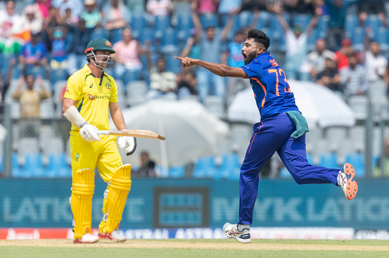 IND vs AUS 1st ODI: मोहाली में टीम इंडिया का कमाल, ऑस्ट्रेलिया को 276 रन पर समेटा, मोहम्मद शमी ने झटके 5 विकेट