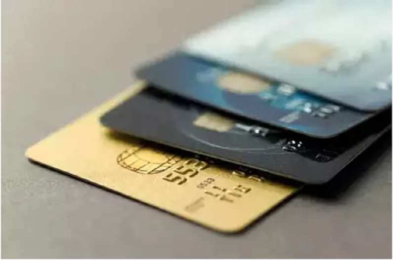 इन बैंकों के डेबिट कार्ड पर मिला रहा मुफ्त इंश्योरेंस, आप भी ऐसे उठा सकते हैं इसका फायदा