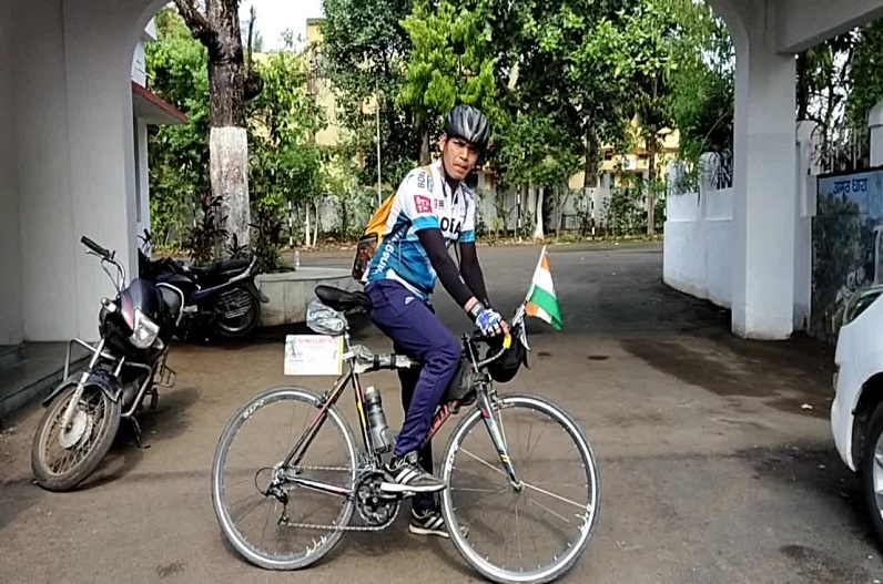 अकेले सायकल यात्रा पर निकले संतोष गुप्ता, अब तक कर चुके हैं 29 जिलों का भ्रमण, इस बात को लकेर लोगों को कर रहे जागरूक