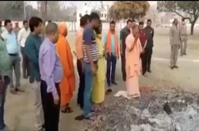 Fact check: प्रयागराज में शहीद कांस्टेबल की चिता भस्म को माथे पर लगा रहे सीएम योगी? जानें इस वीडियो का सच