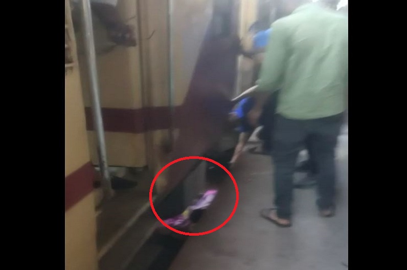 Satna News: ‘जाको राखे साइयां मार सके ना कोय..’ चलती ट्रेन से ट्रेक पर गिरी महिला, स्थानीय लोगों ने रेस्क्यू कर बचाई जान
