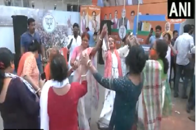 Tripura election results 2023 : बहुमत की ओर बढ़ रही भाजपा, कार्यकर्ताओं में जश्न का माहौल, ढोल-नगाड़ों की थाप पर कर रहे नृत्य