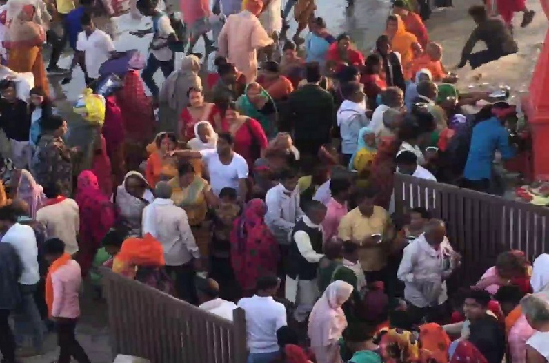 अयोध्या में लगी भक्तों की भीड़, सरयू नदी में कर रहे पावन स्नान…