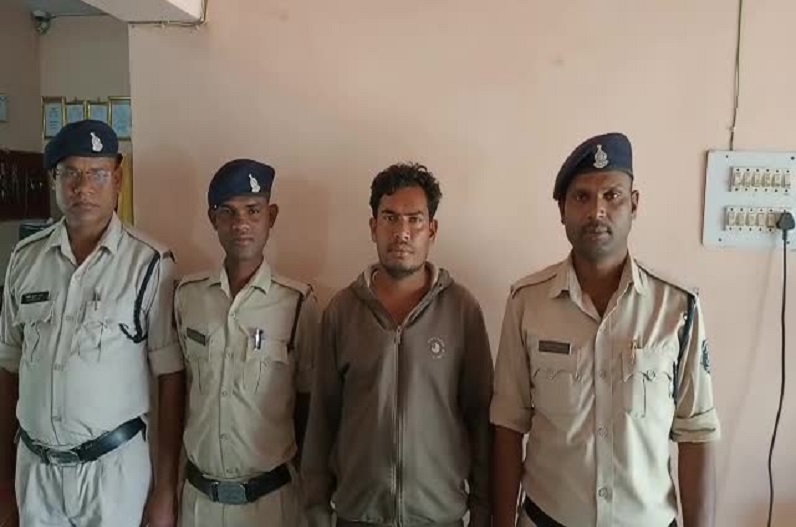 Janjgir Champa News: संविदा में नौकरी लगाने का झांसा, खुद को उच्च अधिकारियों का साथी बताकर ठगी करने वाला आरोपी गिरफ्तार