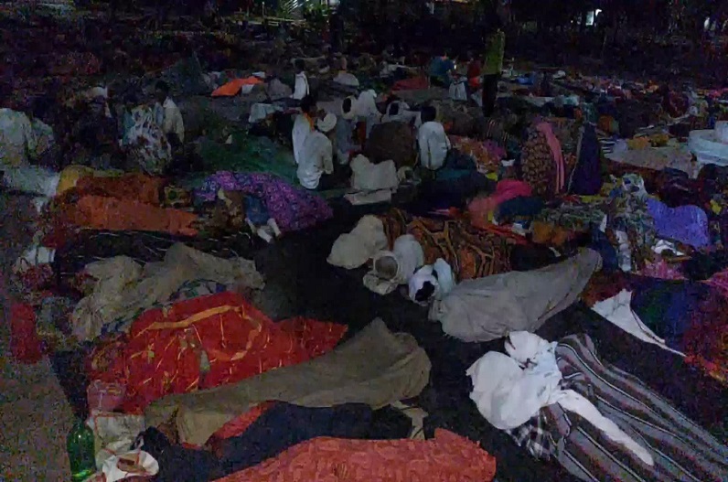Burhanpur news: बोरिया-बिस्तर लेकर कलेक्ट्रेट का घेराव करने पहुंचे आदिवासी, कर रहे ऐसी मांग