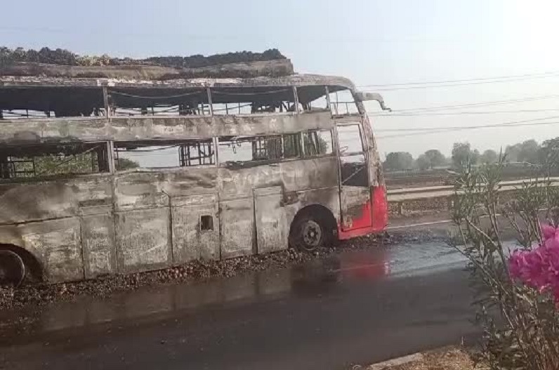 Barwani news: यात्रियों से भरी बस में लगी भीषण आग, जलकर हुई खाक, बाल-बाल बचे यात्री