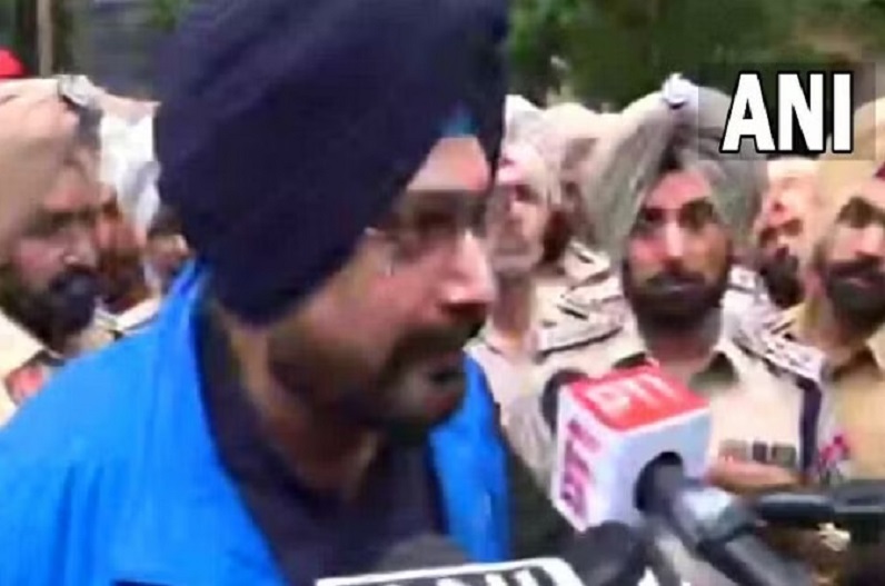 10 महीने बाद जेल से रिहा हुए कांग्रेस नेता नवजोत सिंह सिद्धू, बाहर निकलते ही बोले- लोकतंत्र खतरे में है