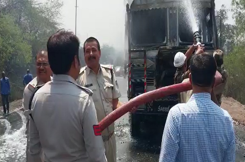 Singrauli news: कोयले से लदे वाहन में लगी आग, कड़ी मशक्कत के बाद पाया काबू