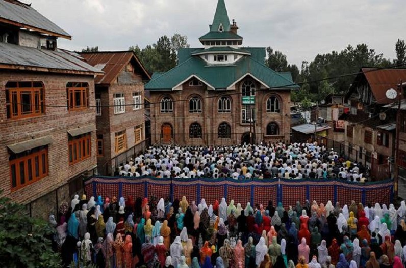 जम्मू-कश्मीर में उत्साह के साथ मनाई गई ईद, डल झील के पास हुई नमाज