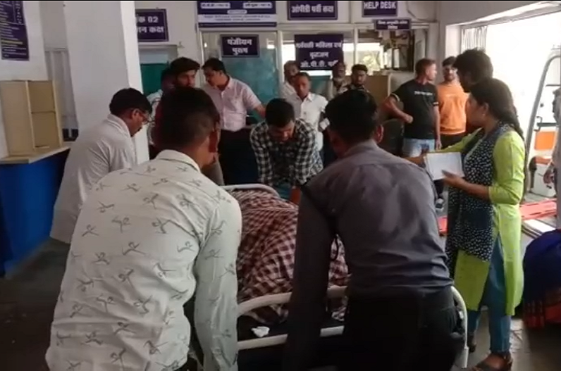 Narsinghpur accident: तेज रफ्तार इनोवा ने बाइक को मारी टक्कर, मौके पर एक की मौत