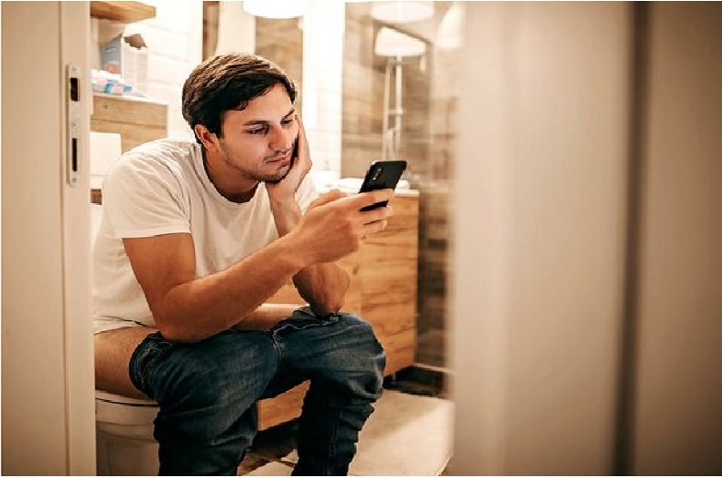टॉयलेट में मोबाइल का इस्तेमाल करने वाले हो जाएं सावधान, खतरनाक बीमारी के हो सकते हैं शिकार