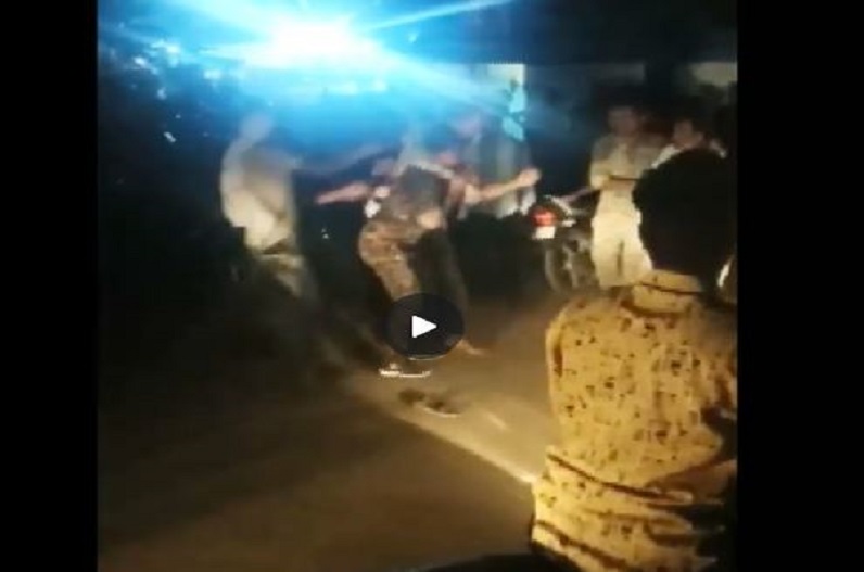 Mandla News: खाकी वर्दी पहनकर ऐसा काम कर रहे थे दो पुलिसकर्मी, सोशल मीडिया पर वायरल हुआ वीडियो