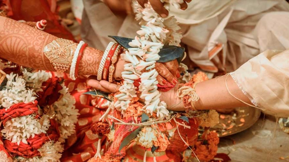 भाई-बहन ने मंदिर में रचाई शादी, बन गए पति-पत्नी, अपने ही भाई की दुल्हन बनी युवती बोली- इश्क में सब जायज है
