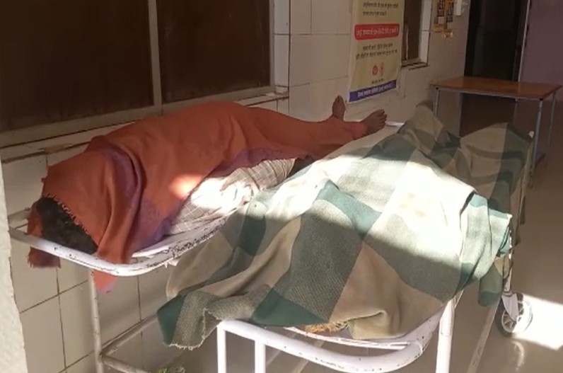Damoh News : आकाशीय बिजली गिरने से पिता पुत्र की दर्दनाक मौत, चपेट में आने से दो बच्चे भी झुलसे, अस्पताल में इलाज जारी
