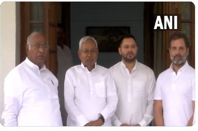 बड़े राजनीतिक बदलाव के संकेत! एक साथ नजर आए राहुल गांधी, मल्लिकार्जुन खड़गे, नीतीश कुमार, तेजस्वी यादव और राजीव रंजन