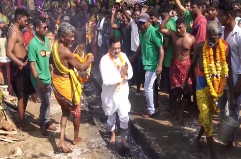 Video : देवी को प्रसन्न करने के लिए जलते अंगारों पर चले भाजपा प्रवक्ता संबित पात्रा, दी अग्निपरीक्षा, वीडियो वायरल