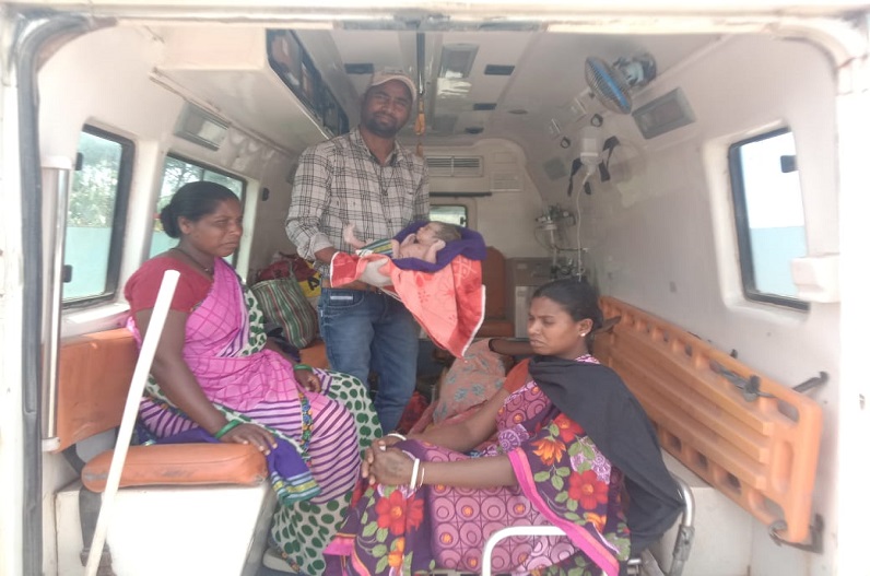 Jashpur news: एंबुलेंस में गूंजी किलकारी, ईएमटी और 108 चालक ने सूझबूझ से कराया सुरक्षित प्रसव