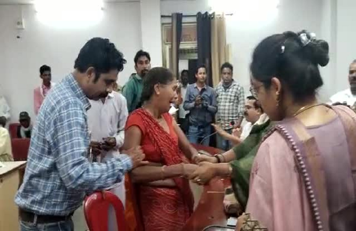 Vidisha News: कलेक्ट्रेट में जनसुनवाई के दौरान महिला ने उठाया खौफनाक कदम, मंजर देख मचा हड़कंप