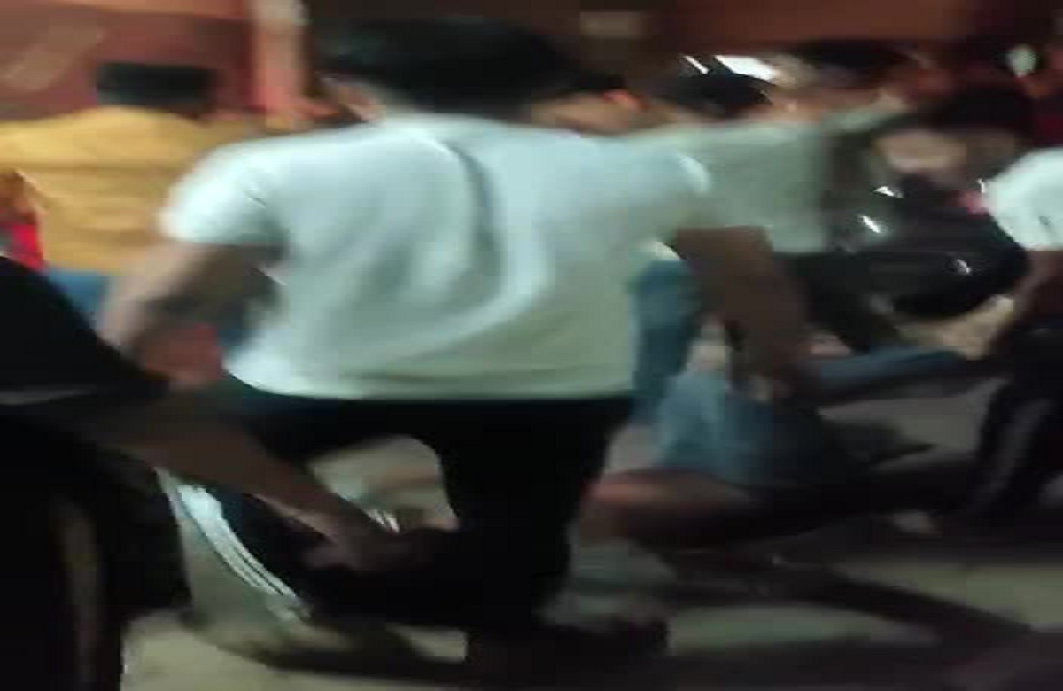 Ashok Nagar news: मामूली बात को लेकर हुआ विवाद, युवक को लाठी-डंडे से पीटकर किया घायल, वीडियो वायरल