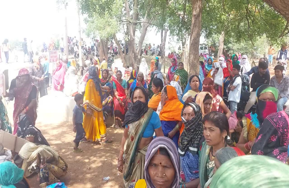 Kharora news: तपती गर्मी में हाथों में तख्ती लिए थाना घेराव करने पहुंची महिलाएं, कर रही ये मांग