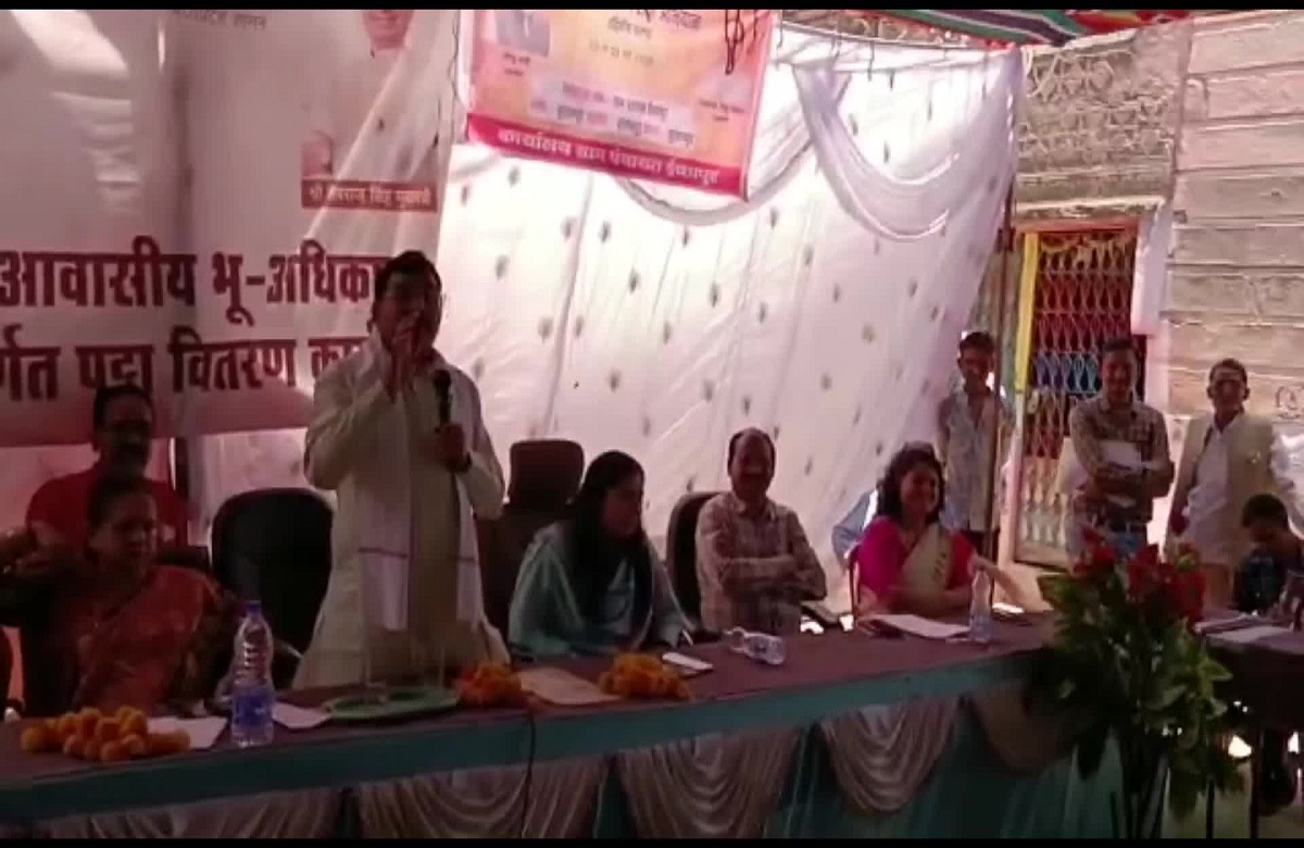 Burhanpur News: ‘कमल के फूल का बटन दबाना है.. नहीं तो भूल जाना एक-एक हजार रुपये’ भाजपा सांसद का वीडियो वायरल