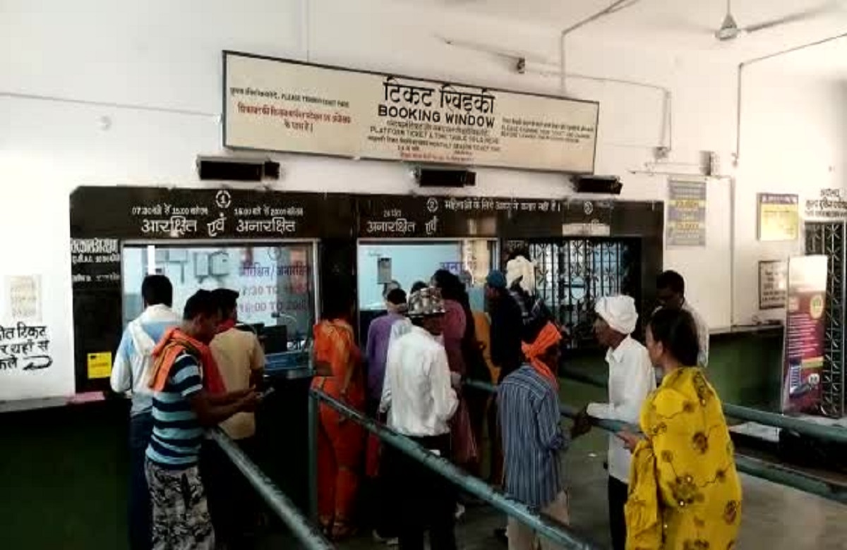 Dongargarh News: भीषण गर्मी में ट्रेनों की लेटलतीफी जारी, स्टेशन पर परेशान हो रहे रेल यात्री