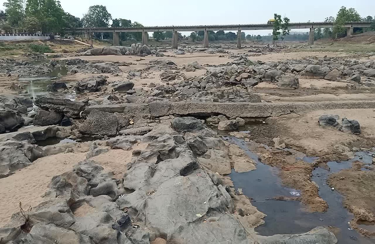 Balrampur news: एक बूंद पानी के लिए त्राहि-त्राहि..! भीषण गर्मी में पूरी तरह सूखी रामानुजगंज की जीवनदायिनी नदी