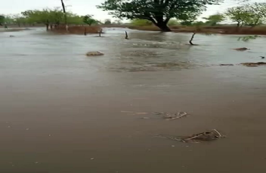 Due to heavy rains in Madiyado area, Amjhir village's drain is in spate, traffic disrupted