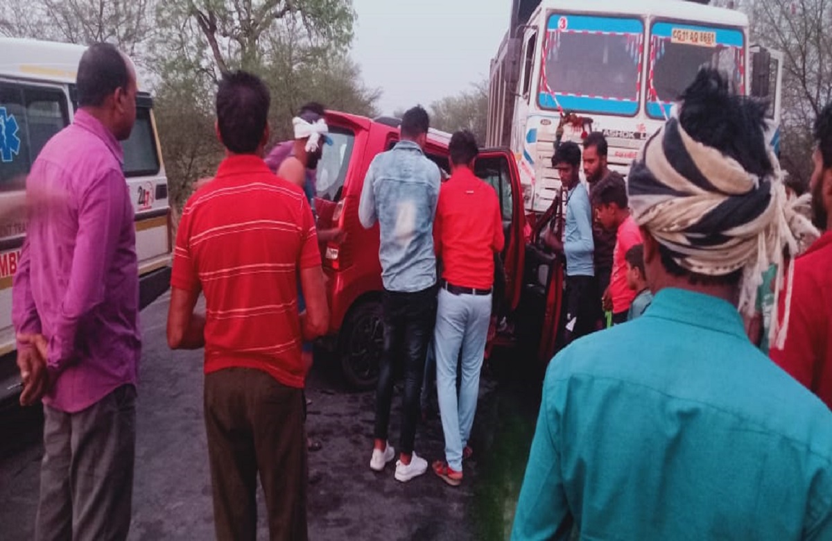Janjgir Champa News: तेज रफ्तार का कहर..  दशगात्र कार्यक्रम में आए कार सवारों को हाइवा ने मारी ठोकर, चार लोगों की हालत गंभीर