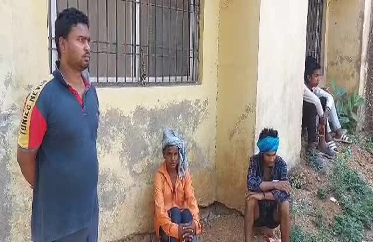 Surguja news: युवती के साथ बैठकर बातें कर रहा था नाबालिग, अज्ञात शख्स ने घोंप दिया चाकू, जानें मामला