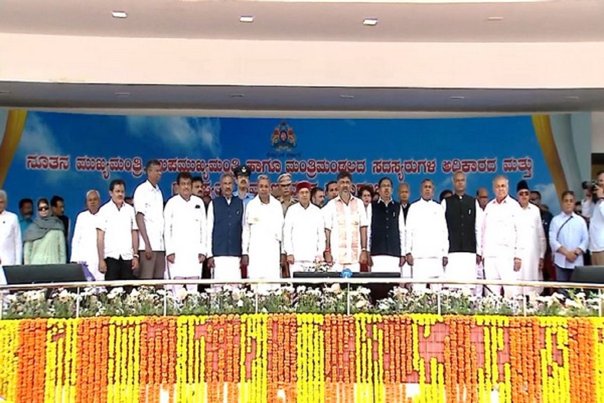 सिद्धारमैया ने ली कर्नाटक के CM पद की शपथ, नए मंत्रिमंडल में इन 8 विधायकों को भी मिला मंत्रीपद