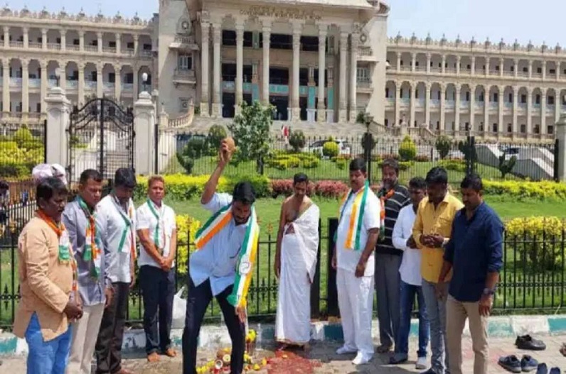 कांग्रेस ने गौमूत्र से किया कर्नाटक विधानसभा को शुध्द, कहा – भाजपा का का ‘भ्रष्ट’ कार्यकाल खत्म