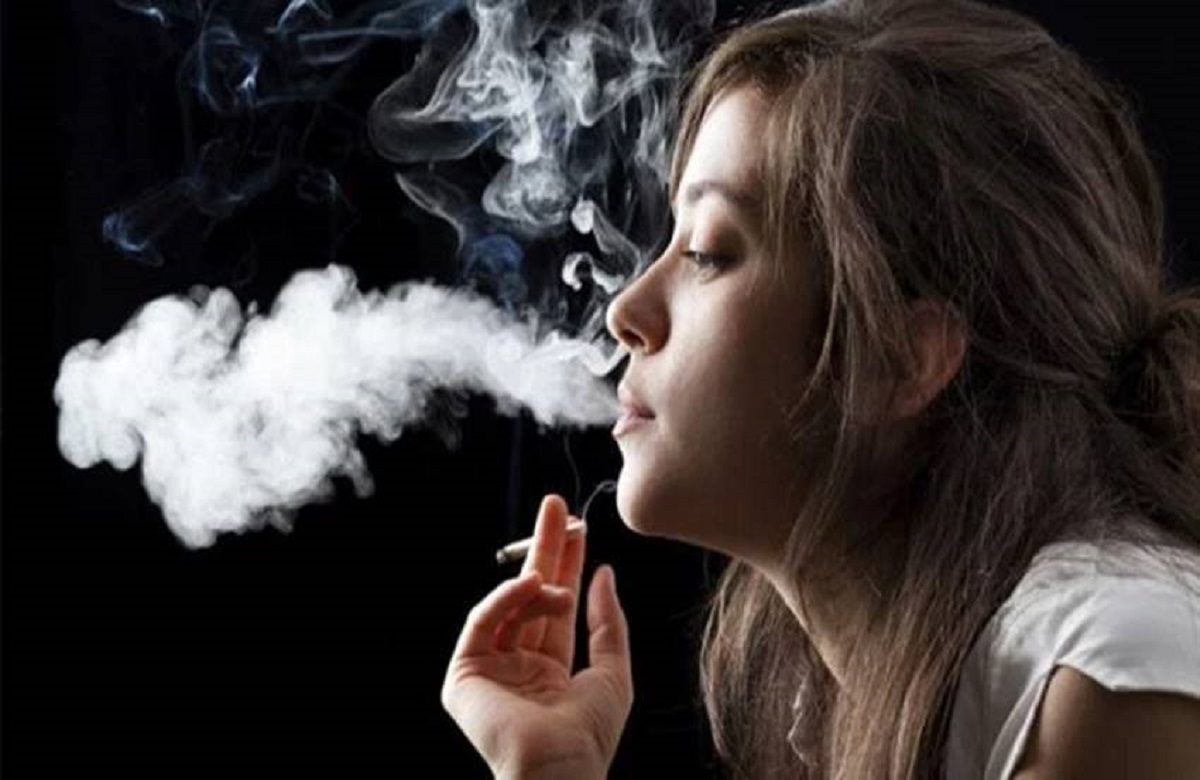 सिगरेट पीने से महिलाओं की सेक्सुअल हेल्थ होती है प्रभावित, दिखने लगते हैं ये अजीबोगरीब लक्षण
