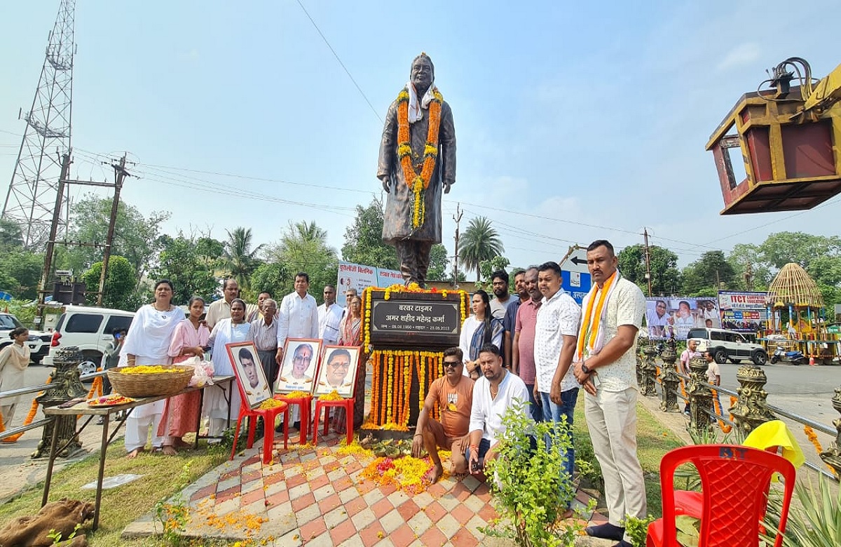 Jhiram Ghati Anniversary: दंतेवाड़ा पहुंचे PCC अध्यक्ष मोहन मरकाम, शहीद महेंद्र कर्मा की प्रतिमा पर किया माल्यार्पण