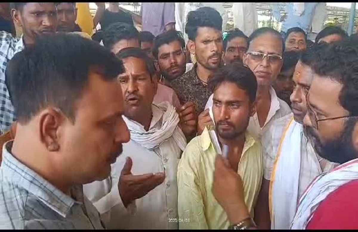 Datia news: कृषि उपज मंडी में किसानों ने किया जमकर हंगामा, व्यापारियों पर लगाए गंभीर आरोप