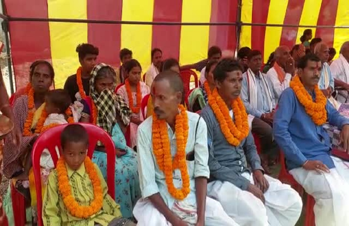 CG News: हिंदू धर्म में वापस लौटे पंद्रह से ज्यादा आदिवासी, ऐसे लालच देकर कराया गया था धर्म परिवर्तन