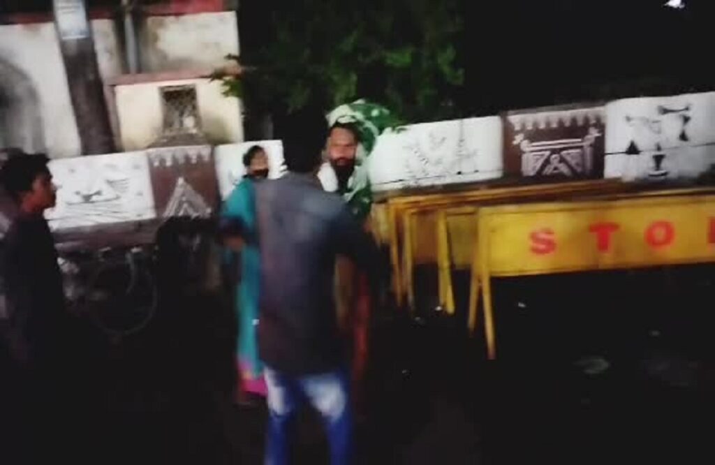 Woman thrashes sadhu for misbehaving in e-rickshaw