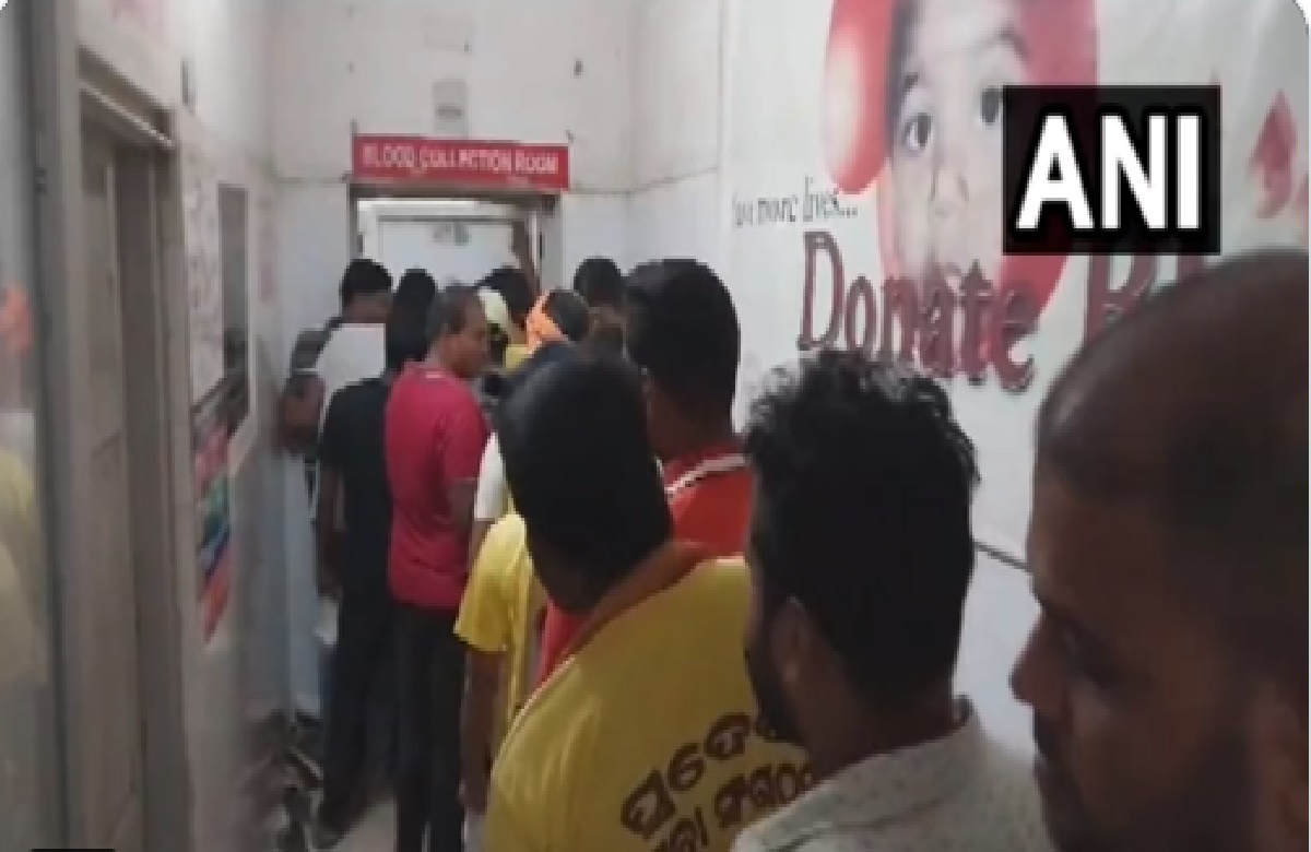 Bahanaga train accident : ट्रेन हादसे के बाद लोगों ने दिखाई मानवता, रक्तदान के लिए अस्पताल में उमड़ी भीड़