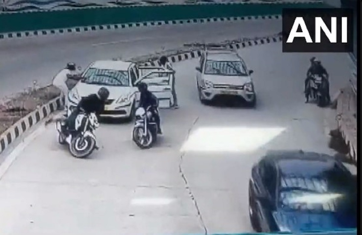 राजधानी में बाइक सवार बदमाशों ने दिनदहाड़े बंदूक की नोंक पर कारोबारी को लूटा, सामने आया CCTV फुटेज