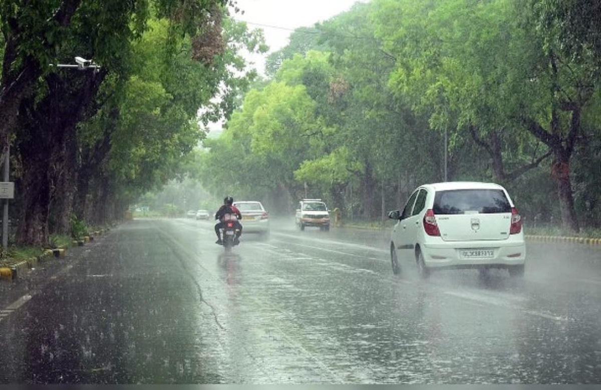देश के कई राज्यों में भारी बारिश की संभावना, तीन दिनों की सुस्ती के बाद आज से फिर पलटेगा मौसम