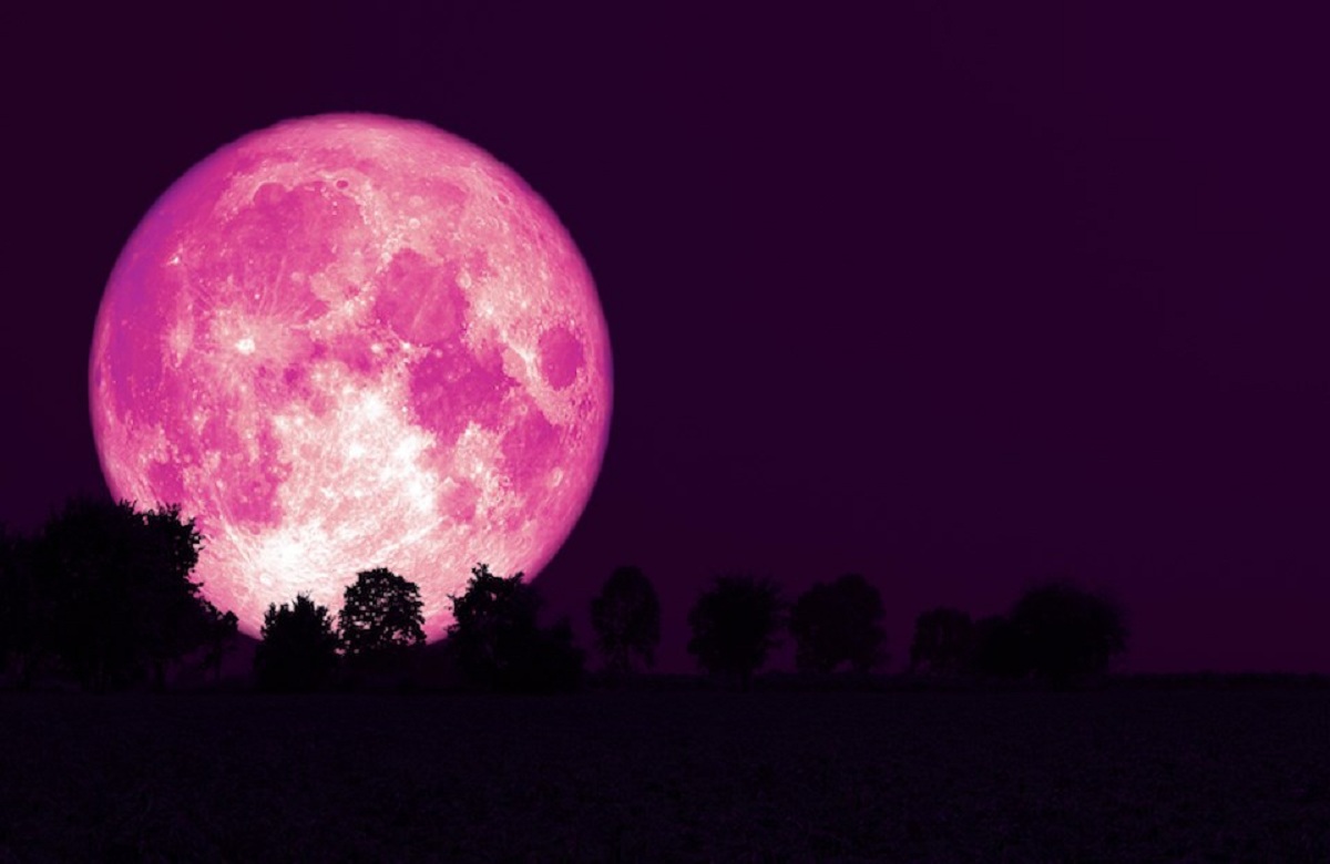 आज आसमान में नजर आएगा अनोखा गुलाबी चाँद ‘स्ट्राबेरी मून’, जानिये इस अद्भुत खगोलीय घटना के पीछे का रहस्य