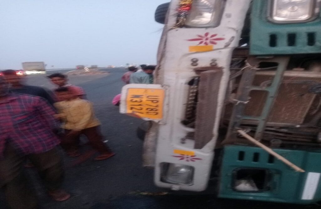 Truck overturned on bike on Indore-Ahmedabad forelane, four people of same family died