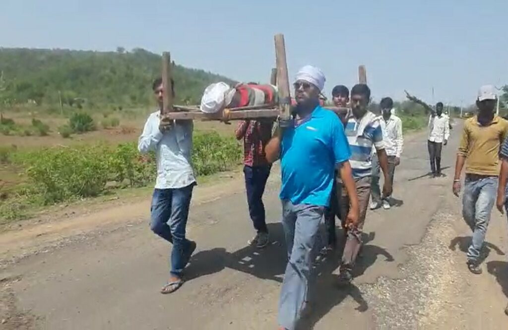 Relatives were seen carrying the dead body on the cot in Damoh