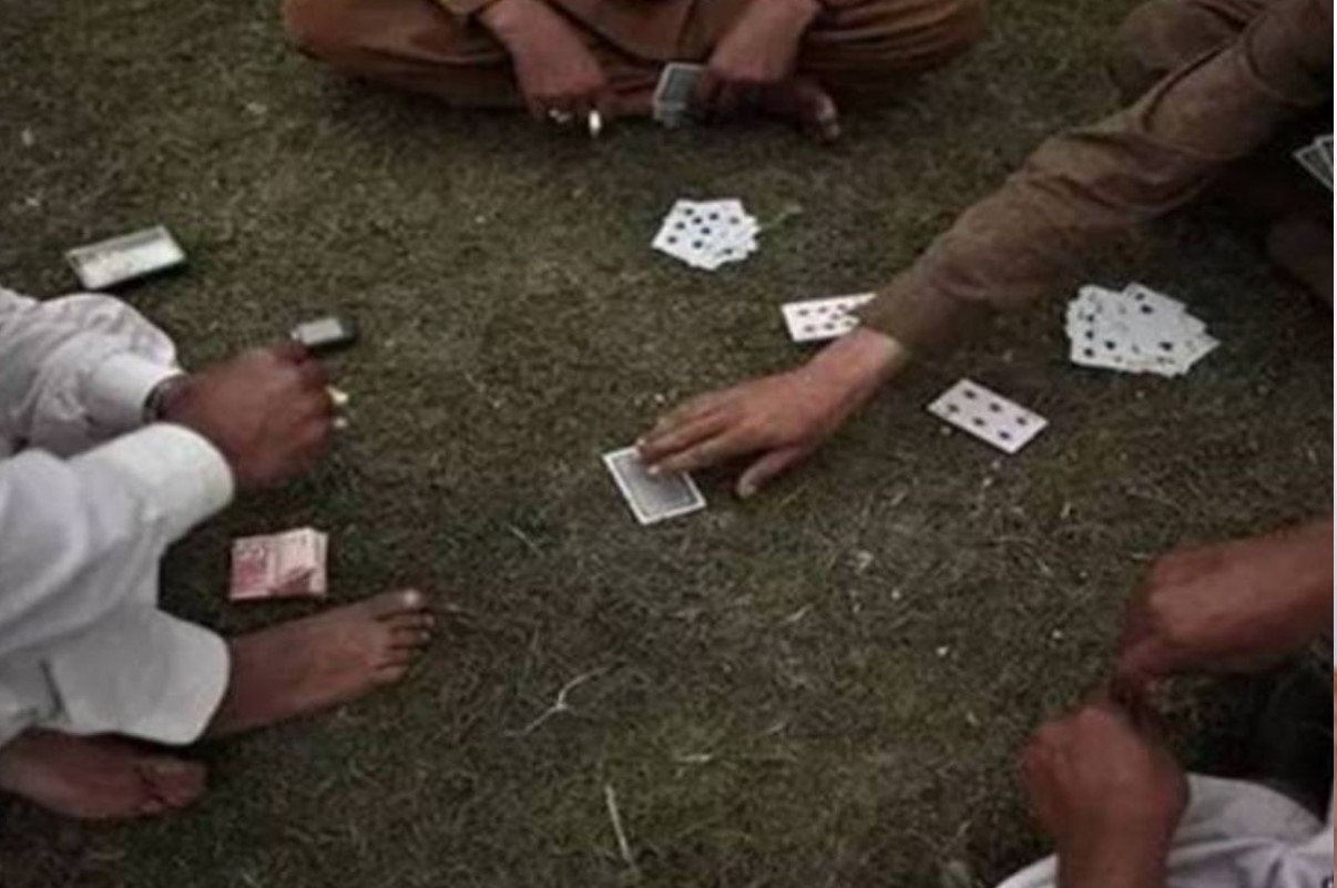 जुआ खेलते कुख्यात जुआरी सहित चार गिरफ्तार, मौके से तीन लाख से अधिक कैश और कार जब्त
