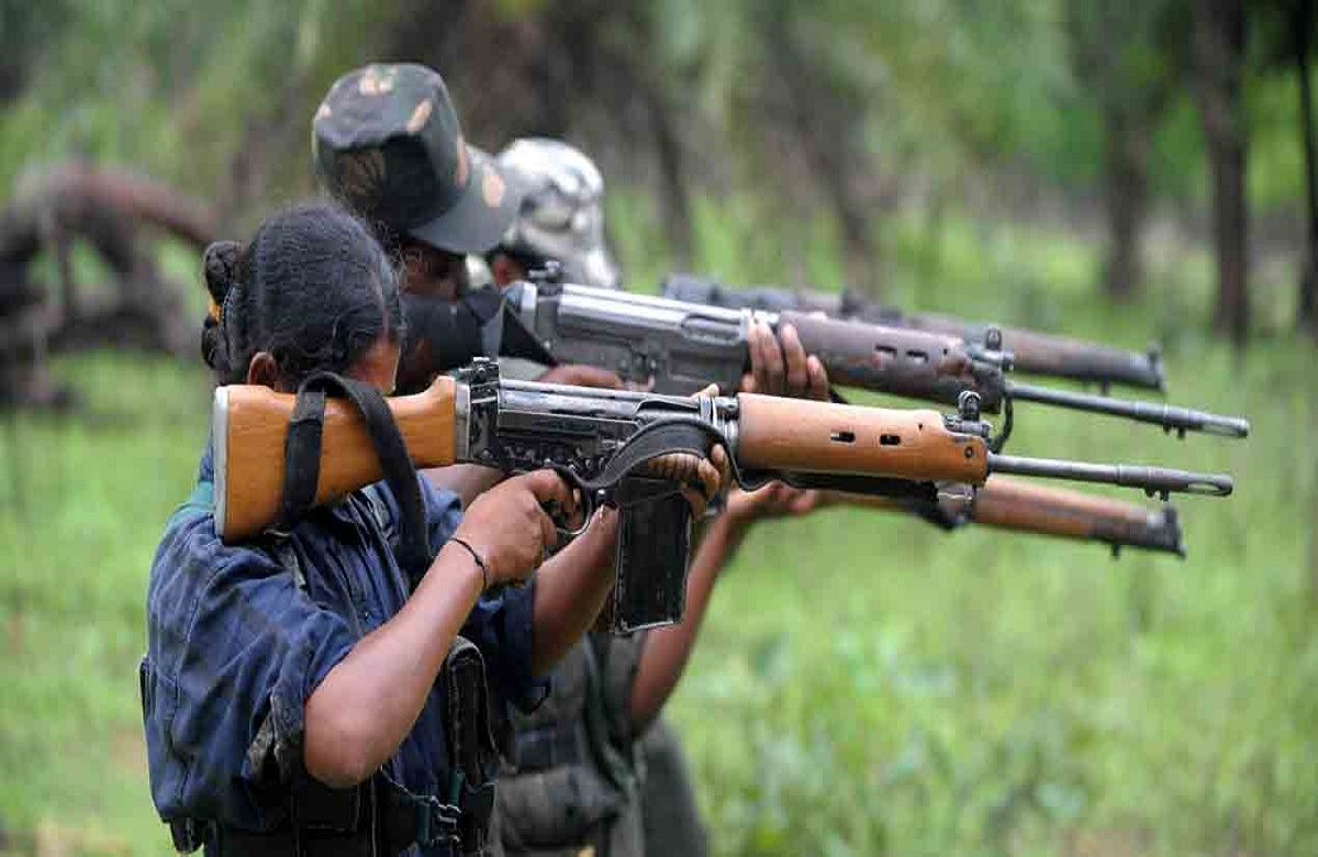 Police-Naxalite Encounter: पुलिस और नक्सलियों के बीच मुठभेड़ में एक जवान शहीद, गोलीबारी में 1 नक्सली भी ढेर